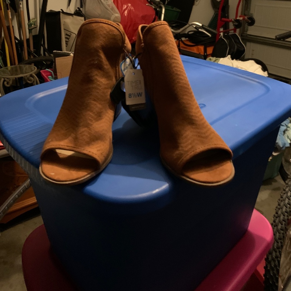 NWT Ladies Fashion boots